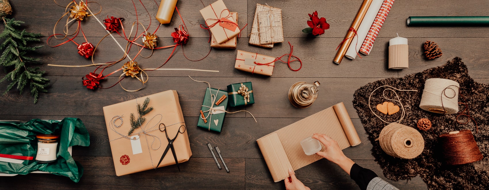 Allt för ditt företag. En samling av olika föremål inklusive papperspåsar, arbetskläder och andra föremål.