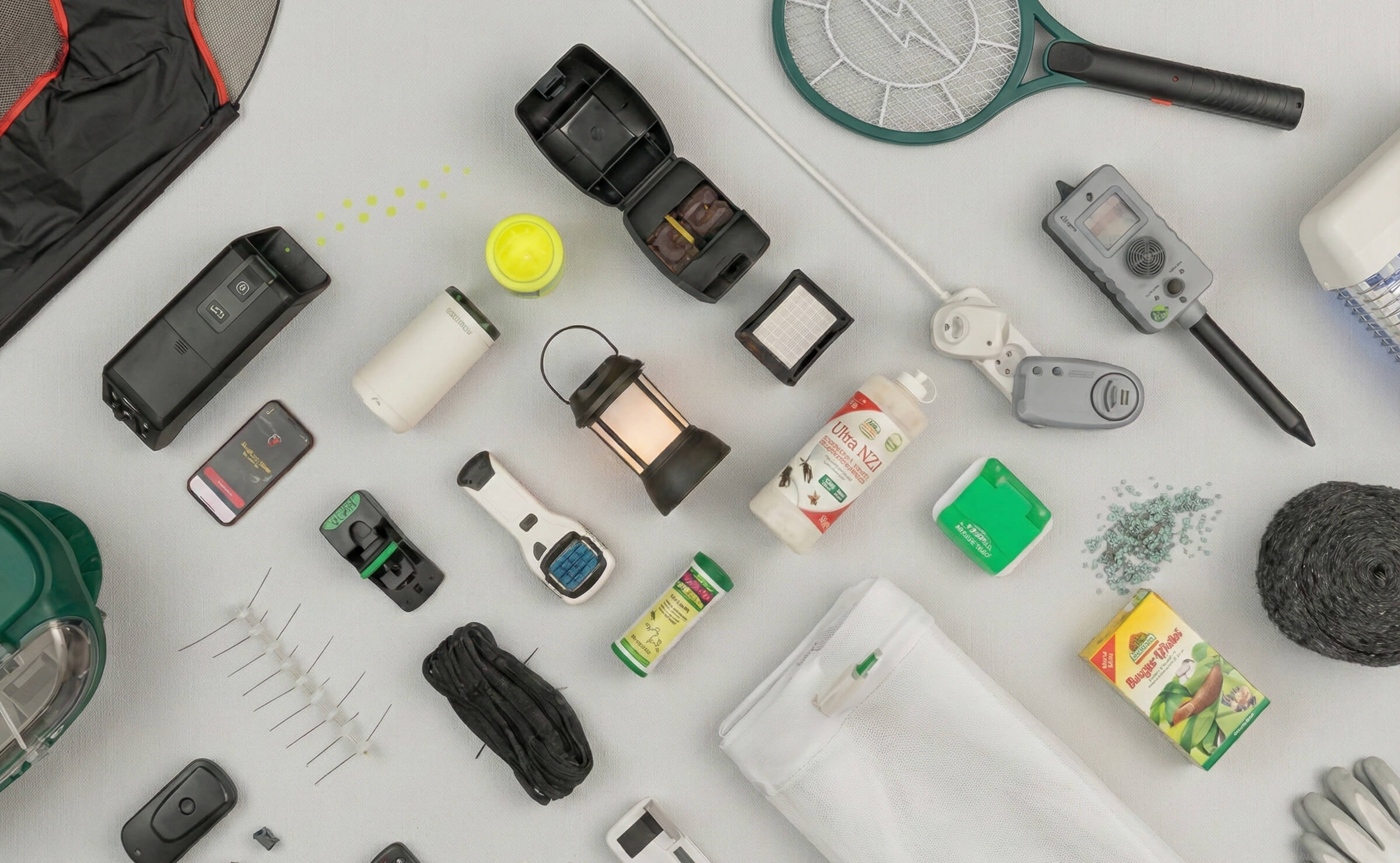 Upptäck vårt breda sortiment av produkter för skadedjursbekämpning – från klassiska fällor till moderna elektroniska lösningar. Översikt av olika produkter för skadedjursbekämpning på vit yta, inklusive fällor, lampor, elektroniska avskräckare, giftfria alternativ och skyddsnät.