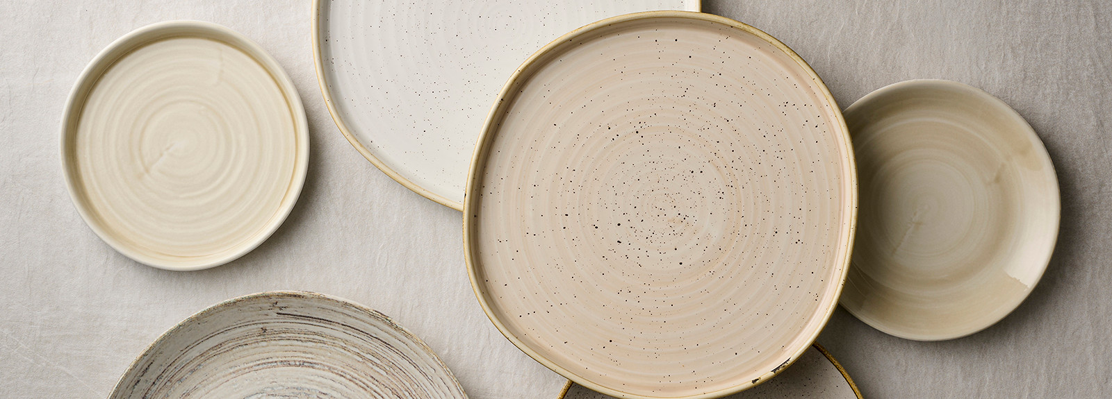 Runda beigea tallrikar Runda tallrikar i olika nyanser va beige och natur