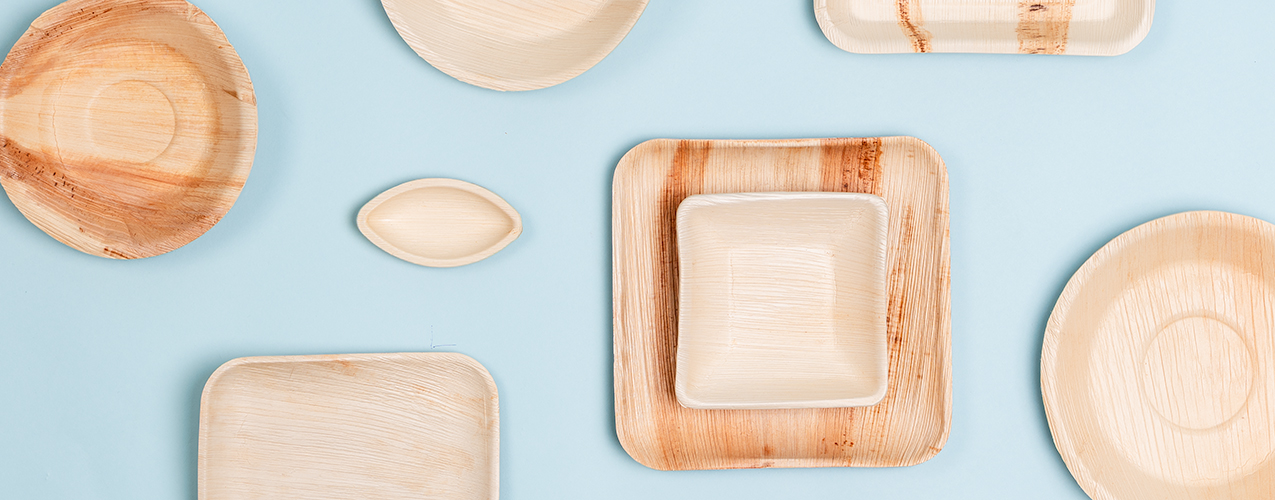 Palmbladsfat och tallrikar Palmbladsfat och tallrikar